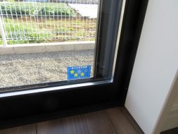 さりげなく窓ガラスに貼られた省エネ建材等級ラベル。熱貫流率のレベルを表す。
